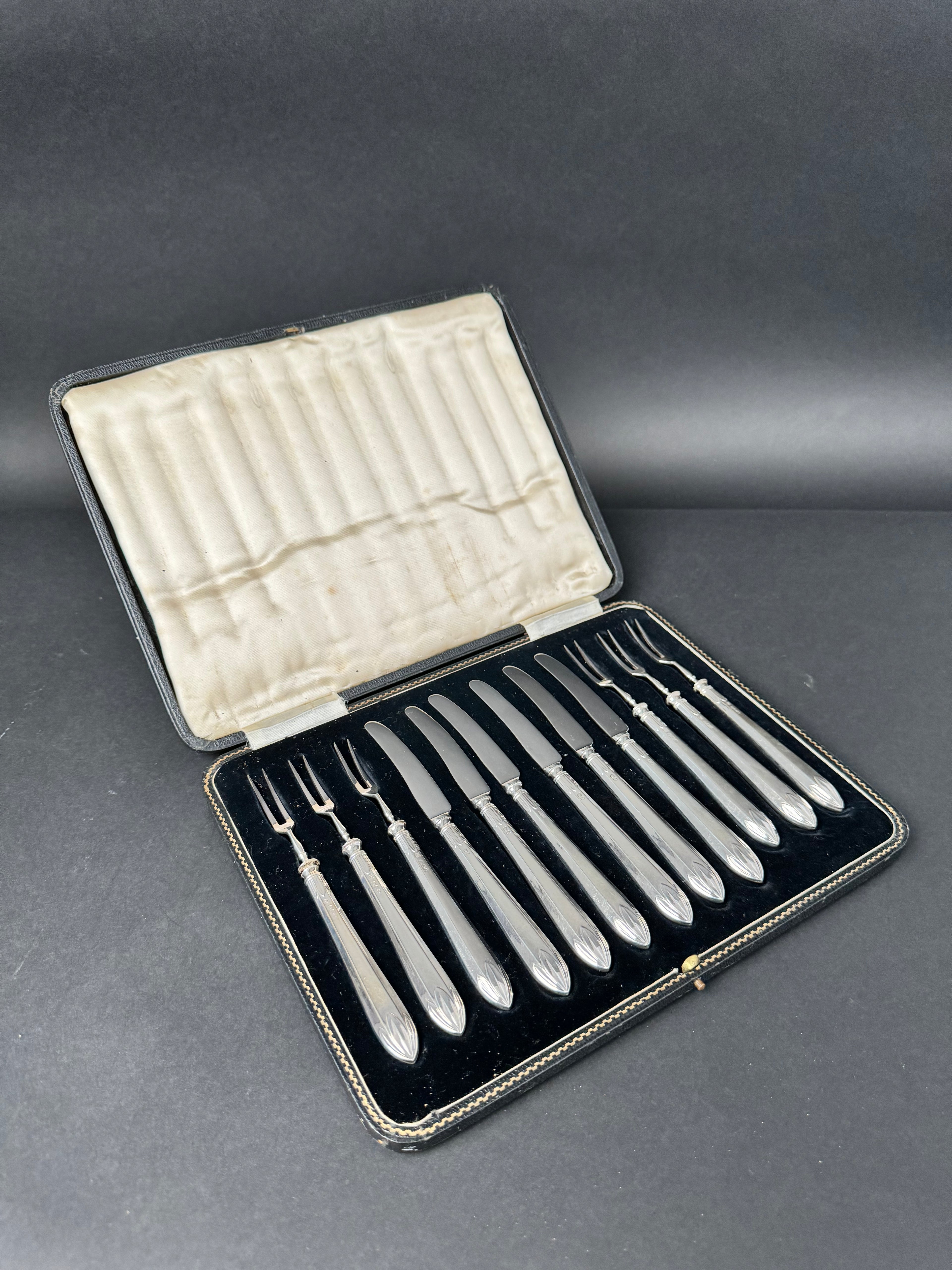 Lot Of 2 Sets Of Dessert Fork & Knife Set, British, 19th Century